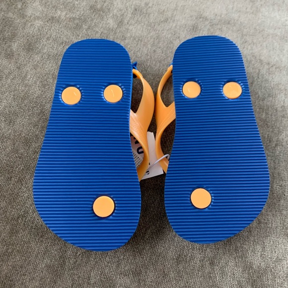 Old navy toddler flip flops - Picture 2 of 4